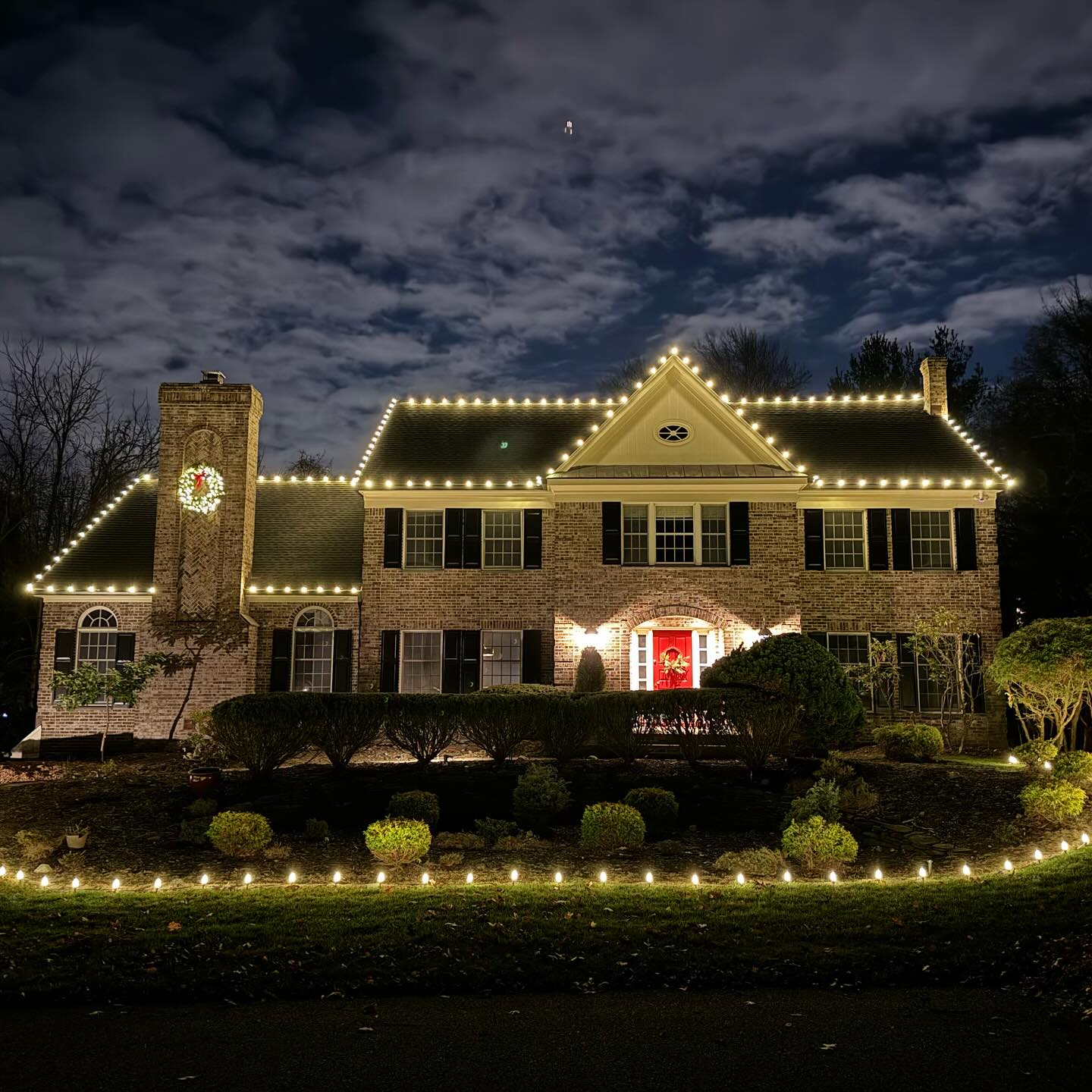 Classic NJ colonial roofline holiday lighting warm white C9 Somerset County